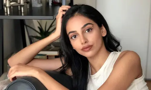 పెళ్లి కాకుండానే ప్రెగ్నెంట్.. దేశం విడిచి పారిపోయిన నటి