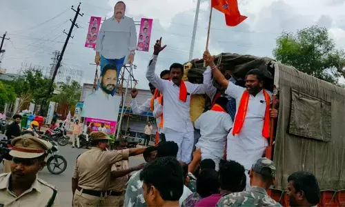 కరీంనగర్ డీసీసీ కార్యాలయం ఎదుట స్వల్ప ఉద్రిక్తత
