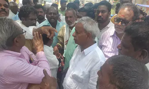 ఎత్తిపోతల అక్రమాలపై డీఈని నిలదీసిన రైతులు
