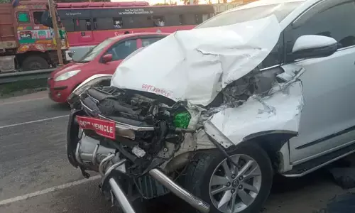 ప్రమాదానికి గురైన కలెక్టర్ ఉదయ్ కుమార్ కారు