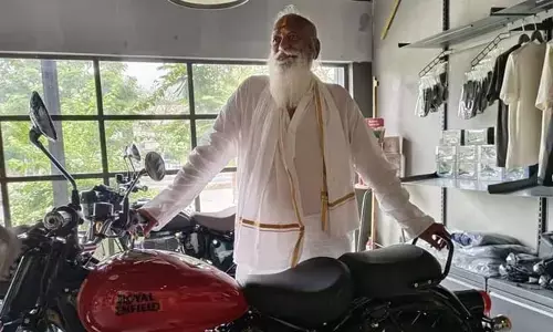 బుల్లెట్ బండితో జేసీ ప్రభాకర్ రెడ్డి ఫోజులు..