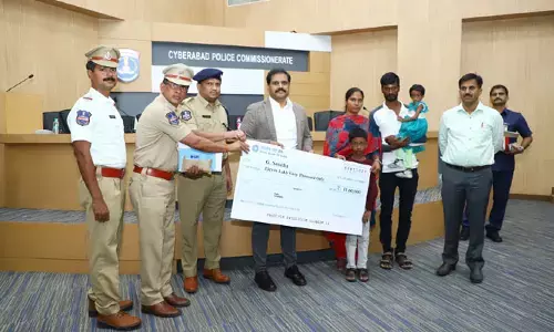 సైబరాబాద్ ​పోలీసుల పెద్ద మనసు.. హోంగార్డు కుటుంబానికి రూ.11.60 లక్షల ఆర్థిక సాయం