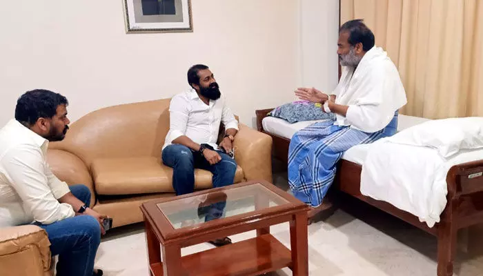 వైఎస్ కుటుంబం నుంచి మరో యువనేత పాలిటిక్స్లోకి.. వైఎస్ కుటుంబం నుంచి మరో యువనేత పాలిటిక్స్లోకి..