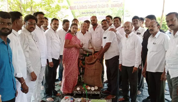 రైతు అభివృద్ధే బీఆర్ఎస్ ప్రభుత్వ లక్ష్యం : ఎమ్మెల్యే అజ్మీరా రేఖ శ్యాం నాయక్ రైతు అభివృద్ధే బీఆర్ఎస్ ప్రభుత్వ లక్ష్యం : ఎమ్మెల్యే అజ్మీరా రేఖ శ్యాం నాయక్