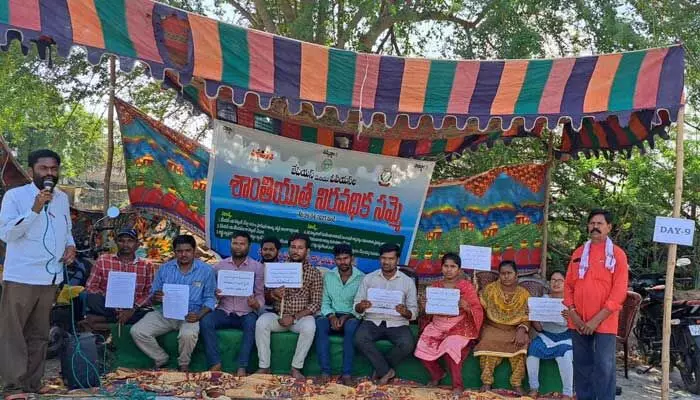 జేపీఎస్ ఆందోళనల పై సీఎం కేసీఆర్ స్పందించాలి.. సీపీఐ నాయకులు.. జేపీఎస్ ఆందోళనల పై సీఎం కేసీఆర్ స్పందించాలి.. సీపీఐ నాయకులు..