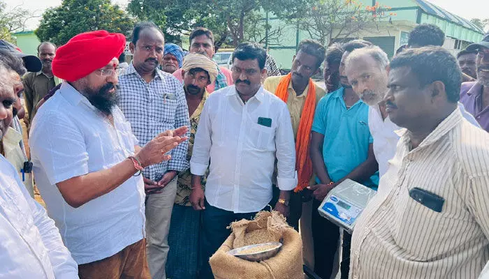 ధాన్యం కొనుగోలు కేంద్రాల్లో సివిల్ సప్లై చైర్మన్ రవీందర్ సింగ్ ఆకస్మిక తనిఖీలు ధాన్యం కొనుగోలు కేంద్రాల్లో సివిల్ సప్లై చైర్మన్ రవీందర్ సింగ్ ఆకస్మిక తనిఖీలు