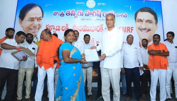 సద్ది తిన్న రేవు తలిచి ప్రభుత్వాన్ని ఆశీర్వదించండి : మంత్రి హరీష్ రావు సద్ది తిన్న రేవు తలిచి ప్రభుత్వాన్ని ఆశీర్వదించండి : మంత్రి హరీష్ రావు