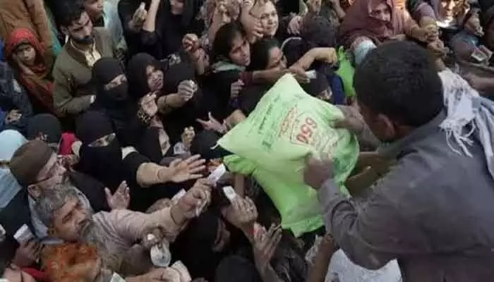 Pakistan | తీవ్ర ఆర్ధిక సంక్షోభంతో కొట్టుమిట్టాడుతున్న పాకిస్తాన్.. కరిగిపోతున్న విదేశీ కరెన్సీ నిలువలు Pakistan | తీవ్ర ఆర్ధిక సంక్షోభంతో కొట్టుమిట్టాడుతున్న పాకిస్తాన్.. కరిగిపోతున్న విదేశీ కరెన్సీ నిలువలు