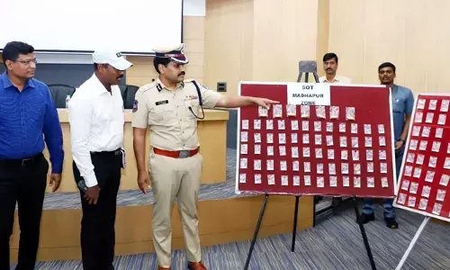 HYD : డ్రగ్స్ ముఠా అరెస్ట్.. రూ.కోటి 33లక్షల విలువ గల కొకైన్..
