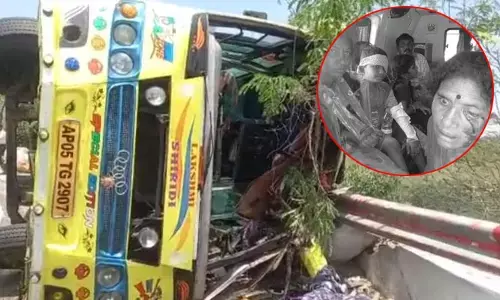 బిగ్ బ్రేకింగ్ : శ్రీశైలం ఘాట్ రోడ్డుపై బస్సు బోల్తా.. 20 మందికి గాయాలు