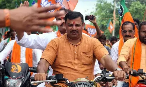 బుల్లెట్ బండిపై సెక్రటేరియట్‌‌కు రాజా సింగ్‌.. గేటు దగ్గరే అడ్డుకున్న పోలీసులు