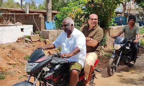 ఈయన్ను అధికార పార్టీ ఎమ్మెల్యే అంటే ఎవరైనా నమ్ముతారా?