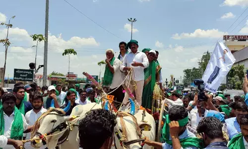 ఎడ్లబండిపై పొంగులేటి.. తక్షణం అంటే ఎన్నిరోజులంటూ సీఎం కేసీఆర్‌పై ఫైర్