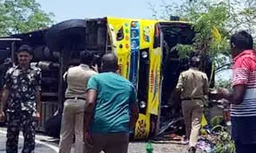 నల్లమల ఘాట్‌రోడ్డులో టూరిస్ట్ బస్సు బోల్తా.. 10 మందికి తీవ్రగాయాలు