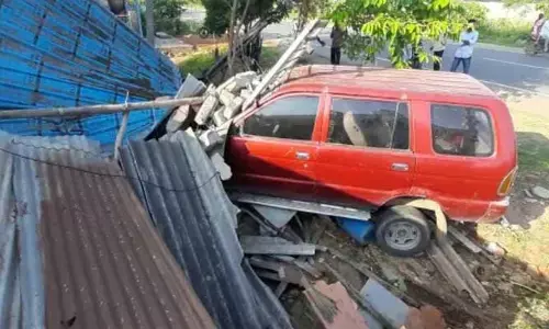 ఇంట్లోకి దూసుకువచ్చిన కారు..
