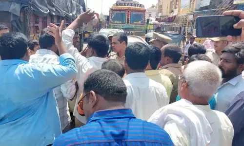 రోడ్డుపై ఎమ్మెల్యే బర్త్ డే సెలబ్రేషన్స్.. బీజేపీ, కాంగ్రెస్ నాయకుల ఆందోళన