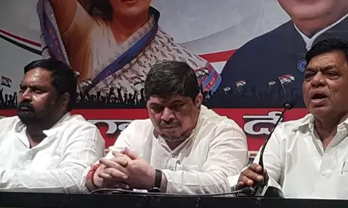 తెలంగాణలో రైతులు ఏడుస్తుంటే.. ఢిల్లీలో BRS పండగ: మాజీ MP పొన్నం