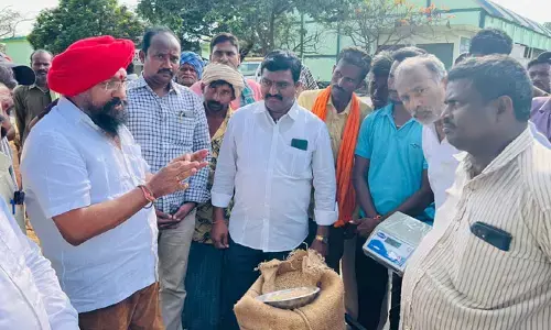ధాన్యం కొనుగోలు కేంద్రాల్లో సివిల్ సప్లై చైర్మన్ రవీందర్ సింగ్ ఆకస్మిక తనిఖీలు
