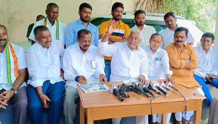 సర్పంచ్ ల హక్కులను కాలరాస్తున్న ప్రభుత్వాలు : ఎమ్మెల్సీ జీవన్ రెడ్డి సర్పంచ్ ల హక్కులను కాలరాస్తున్న ప్రభుత్వాలు : ఎమ్మెల్సీ జీవన్ రెడ్డి