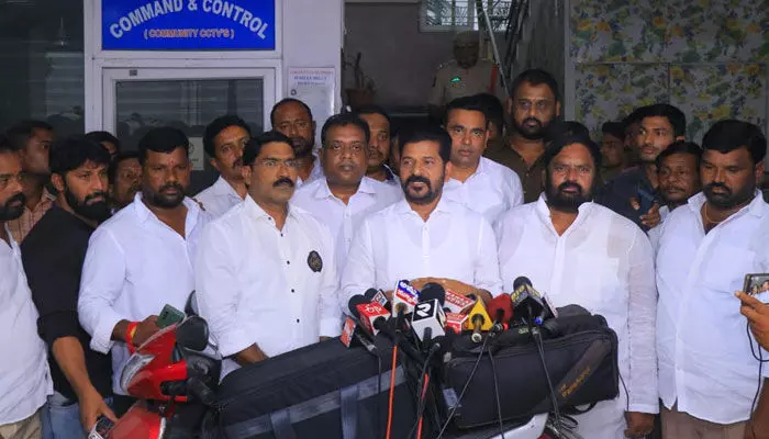 నాంపల్లి దర్గా దగ్గర బిచ్చమెత్తుకునేవాళ్లు: KCR ఫ్యామిలీపై రేవంత్ సంచలన వ్యాఖ్యలు నాంపల్లి దర్గా దగ్గర బిచ్చమెత్తుకునేవాళ్లు: KCR ఫ్యామిలీపై రేవంత్ సంచలన వ్యాఖ్యలు