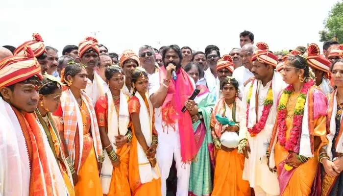 భార్యాభర్తలు ఆన్యోన్యంగా ఉండాలి.. సామూహిక వివాహాలు చేసిన మంత్రి శ్రీనివాస్ గౌడ్ భార్యాభర్తలు ఆన్యోన్యంగా ఉండాలి.. సామూహిక వివాహాలు చేసిన మంత్రి శ్రీనివాస్ గౌడ్