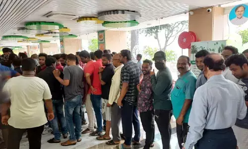 సండే ఎఫెక్ట్: నీరా కేఫ్‌కు క్యూ కట్టిన జనం