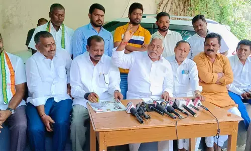 సర్పంచ్ ల హక్కులను కాలరాస్తున్న ప్రభుత్వాలు : ఎమ్మెల్సీ జీవన్ రెడ్డి