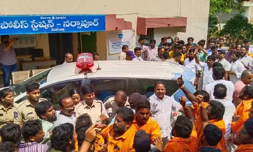 హనుమాన్ మాలధారుడిపై చెప్పుతో దాడి