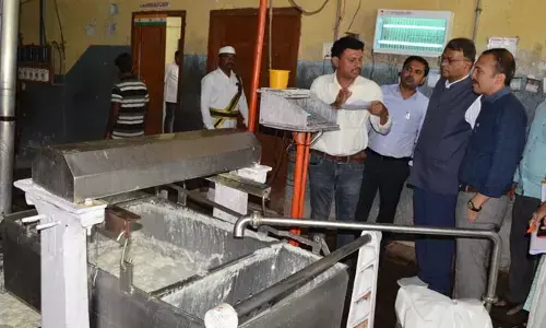 పాల ధరలపై రైతులకు అవగాహన కల్పించాలి