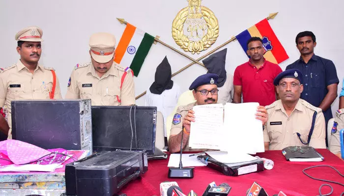 మావోయిస్టుల పేరుతో లేఖలు రాసిన వారి అరెస్ట్ మావోయిస్టుల పేరుతో లేఖలు రాసిన వారి అరెస్ట్