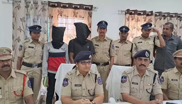 కిలాడీ లవర్స్.. ఆమె కంట్లో కారం కొట్టి ఏం చేశారో తెలుసా.. కిలాడీ లవర్స్.. ఆమె కంట్లో కారం కొట్టి ఏం చేశారో తెలుసా..