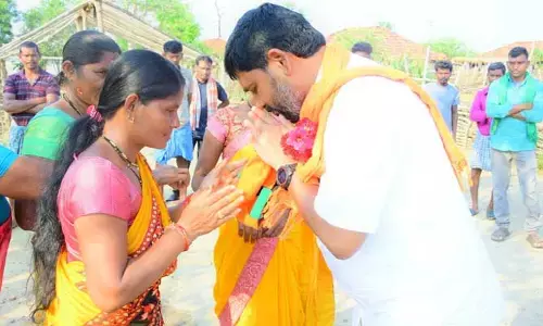 మండుటెండలో కొనసాగుతున్న పాల్వాయి పాదయాత్ర..