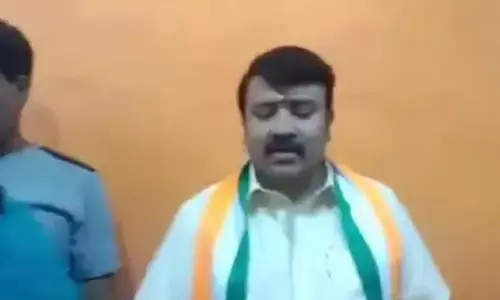కాంగ్రెస్ అభ్యర్థి ఓట్ల కొనుగోలు.. వీడియో వైరల్
