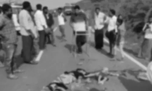 బైక్‌ను ఢీకొట్టిన ఆర్టీసీ బస్సు.. తల్లీకూతుళ్లు దుర్మరణం
