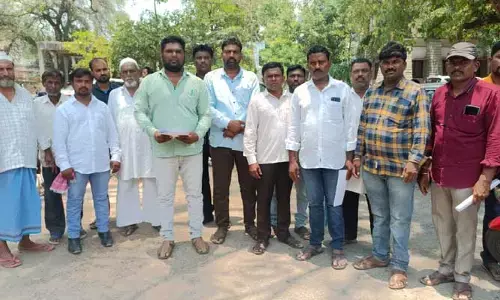 వేతనాల పంపిణీలో అక్రమాలు..