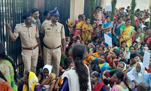 కలెక్టరేట్ ను ముట్టడించిన రామన్నపేట గ్రామస్థులు