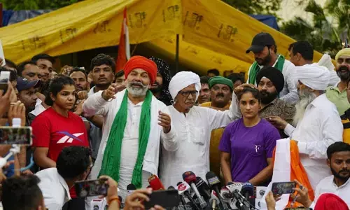 జంతర్ మంతర్ వద్ద హైడ్రామా.. రెజ్లర్లకు రైతుల మద్దతు