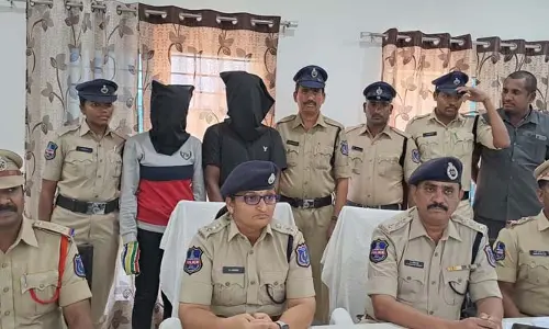 కిలాడీ లవర్స్.. ఆమె కంట్లో కారం కొట్టి ఏం చేశారో తెలుసా..