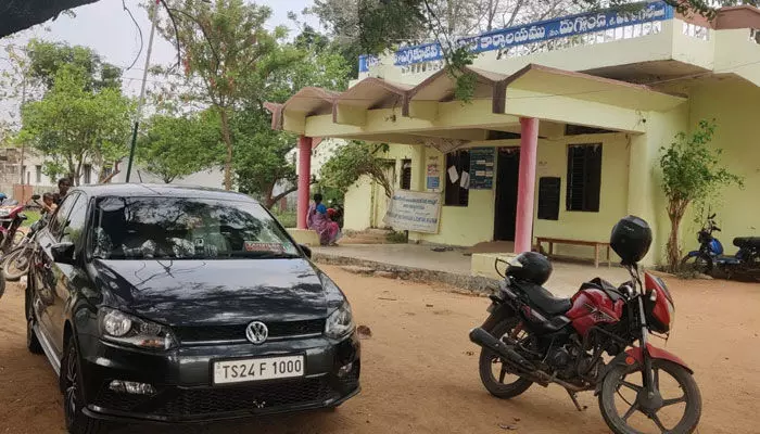 అక్రమార్కులకు రెవెన్యూ అండ.. ముడుపులు ముట్టనిదే ఏ పని కాదు అక్రమార్కులకు రెవెన్యూ అండ.. ముడుపులు ముట్టనిదే ఏ పని కాదు