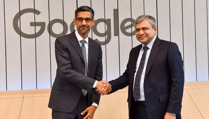 గూగుల్ సీఈవో సుందర్ పిచాయ్ను కలిసిన కేంద్ర మంత్రి అశ్విని వైష్ణవ్ గూగుల్ సీఈవో సుందర్ పిచాయ్ను కలిసిన కేంద్ర మంత్రి అశ్విని వైష్ణవ్