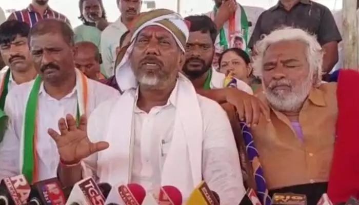 పేదల భూములను మింగుతున్న కేసీఆర్ ప్రభుత్వాన్ని గద్దె దింపుదాం: సీఎల్పీ నేత భట్టి విక్రమార్క పేదల భూములను మింగుతున్న కేసీఆర్ ప్రభుత్వాన్ని గద్దె దింపుదాం: సీఎల్పీ నేత భట్టి విక్రమార్క