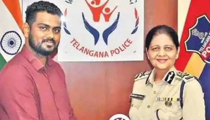 చిన్నారిని కాపాడిన వ్యక్తిని సన్మానించిన షిఖా గోయెల్ చిన్నారిని కాపాడిన వ్యక్తిని సన్మానించిన షిఖా గోయెల్