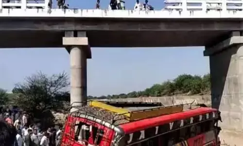 ఘోర రోడ్డు ప్రమాదం.. ప్రైవేటు బస్సు నదిలో పడి 15 మంది మృతి..!