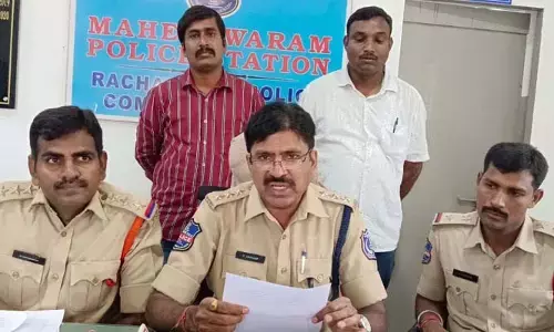 గొర్రెల మందు కావాలంటూ వచ్చి మహిళ  మెడలో గొలుసును లాక్కెళ్లిన వ్యక్తుల అరెస్ట్