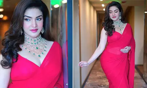 ఎర్ర చీరలో కుర్రకారును ఊపేస్తున్న హనీ రోజ్