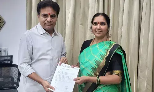 మంత్రి కేటీఆర్ ను కలిసిన ఎమ్మెల్యే పద్మ దేవేందర్ రెడ్డి