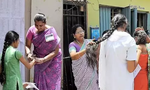 ఎగ్జామ్ సెంటర్‌లో లో దుస్తుల తనిఖీలు..!