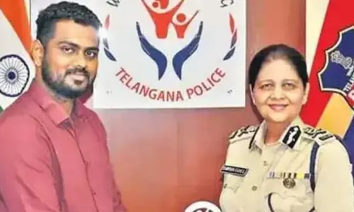 చిన్నారిని కాపాడిన వ్యక్తిని సన్మానించిన షిఖా గోయెల్​