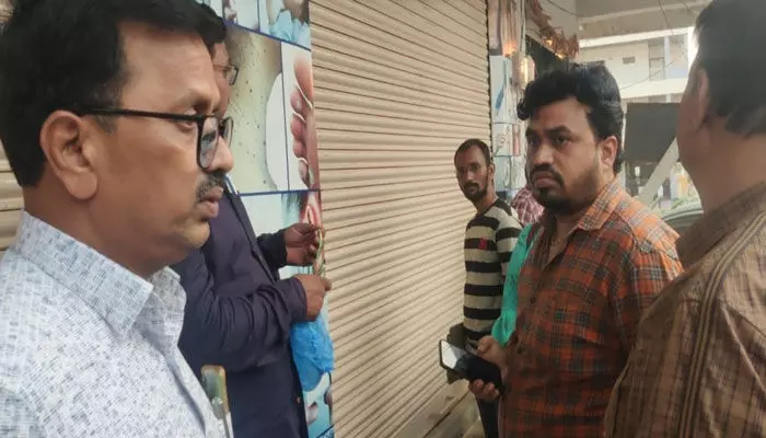 ‘‘దిశ’’ స్ట్రింగ్ ఆపరేషన్ సక్సెస్.. ఎట్టకేలకు అశ్విని ఆసుపత్రి సీజ్! ‘‘దిశ’’ స్ట్రింగ్ ఆపరేషన్ సక్సెస్.. ఎట్టకేలకు అశ్విని ఆసుపత్రి సీజ్!