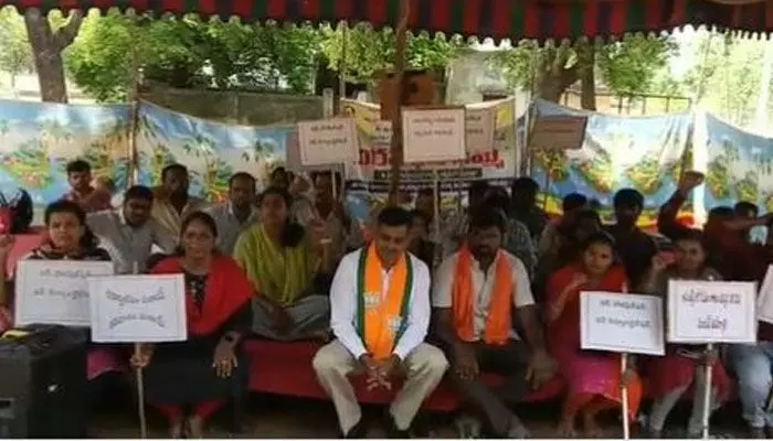 జూనియర్ పంచాయతీ కార్యదర్శులకు మద్దుతగా కొండా విశ్వేశ్వరరెడ్డి నిరసన జూనియర్ పంచాయతీ కార్యదర్శులకు మద్దుతగా కొండా విశ్వేశ్వరరెడ్డి నిరసన
